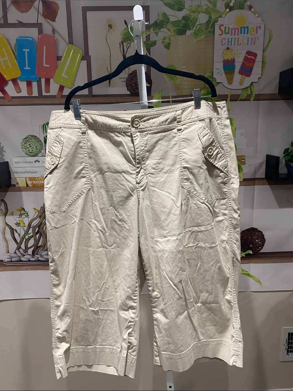 Venezia Cream Capri Pants size 22. Waist 20 rise 12. Length 20.